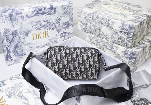 原版配虎头盒子 Dior 2020 早春新款内有内码 Oblique 印花帆布圆筒包黑色布和黑色小牛皮可调节 可拆卸肩背带满logo标志细节 男女同款 型号:C