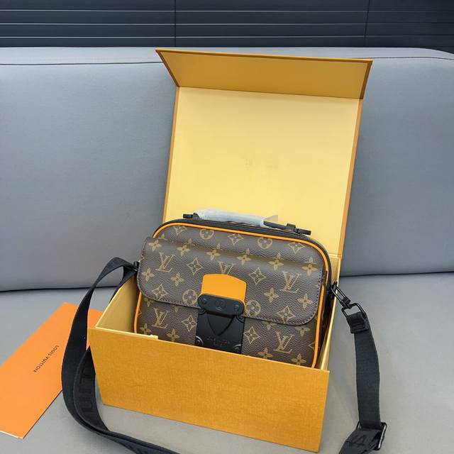 Louisvuitton 路易威登 S Lock 邮差包单肩包 手提包 斜挎包 采用原版面料材质 配送防尘袋 礼盒 规格:24 X 17 Cm