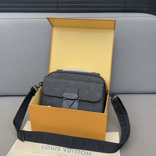 Louisvuitton 路易威登 S Lock 牛皮压花 邮差包单肩包 手提包 斜挎包 采用原版面料材质 配送防尘袋 礼盒 规格:24 X 17 Cm