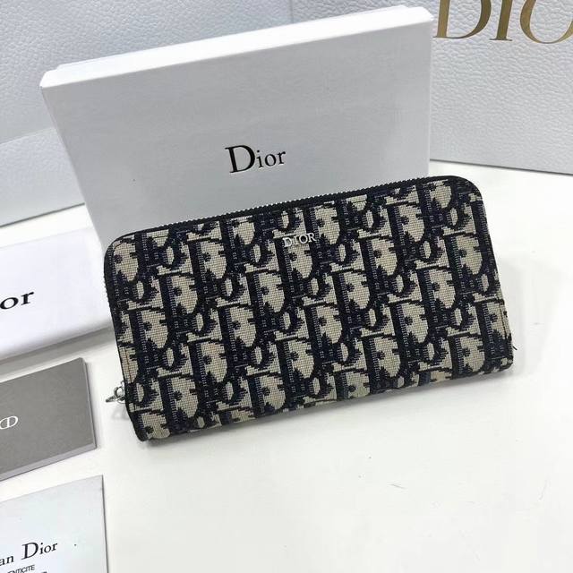 Dior 0198颜色 黑色尺寸 1 *10 5*3 Dior专柜最新款 Dior长款拉链钱包oblique 印花正面饰有 Dior 徽标 搭配头层牛皮 容量大