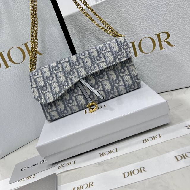 Dior 621668颜色 黑色尺寸 19*10 5* Dior 专柜同步 可肩背专柜品质顶级进口牛皮 海外订制钥匙扣五金 做工油边精湛