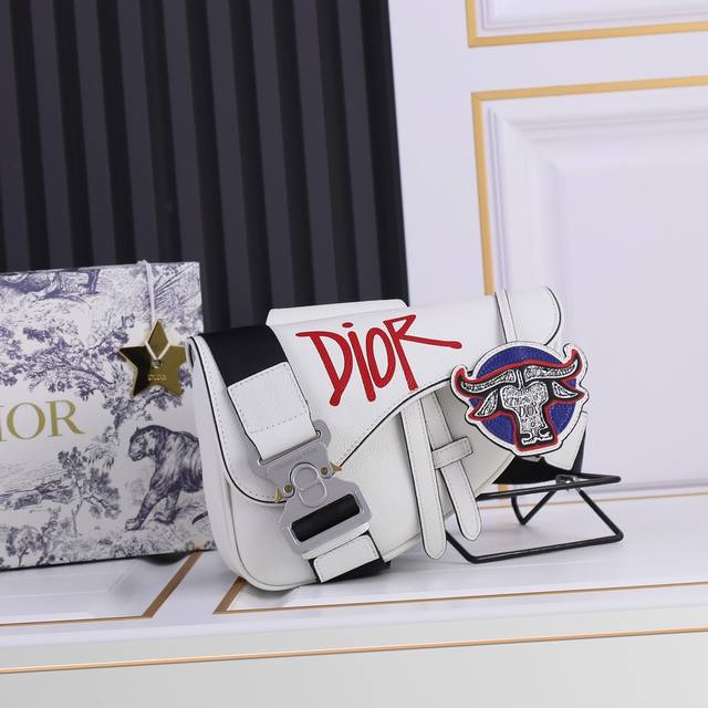 头层荔枝纹 配牛头吊牌 配原版盒子 Dior Homme 2021 Pre-Fall 早春系列saddle马鞍包 强势推出 Dior新任设计师kim Jones