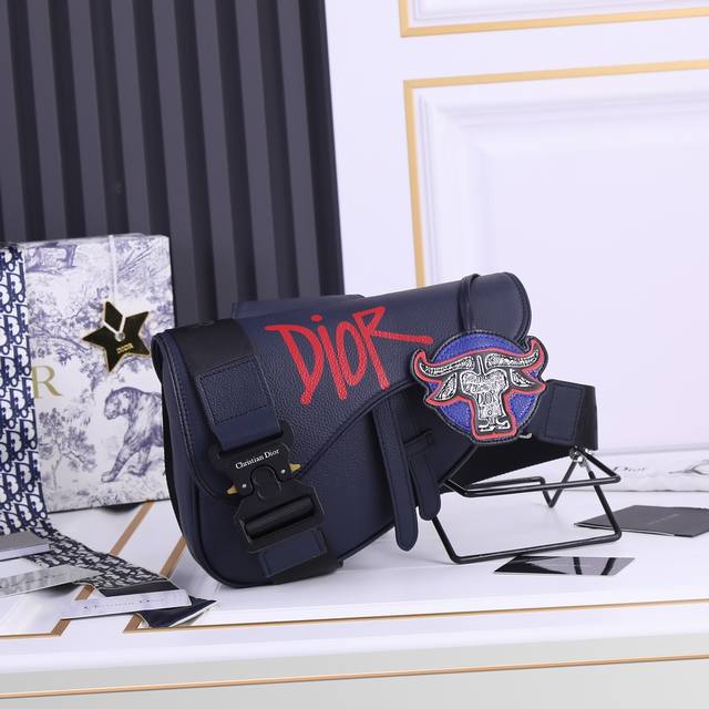 头层荔枝纹 配牛头吊牌 配原版盒子 Dior Homme 2021 Pre-Fall 早春系列saddle马鞍包 强势推出 Dior新任设计师kim Jones