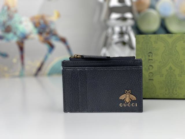 官网同步新款20世纪70年代在gucci Cy系列中推出的纤薄卡包带有多个口袋和拉链隔层 高级定制pvc面料搭配原工厂牛皮精致印花 进口棉布拉链 高端品质 款号