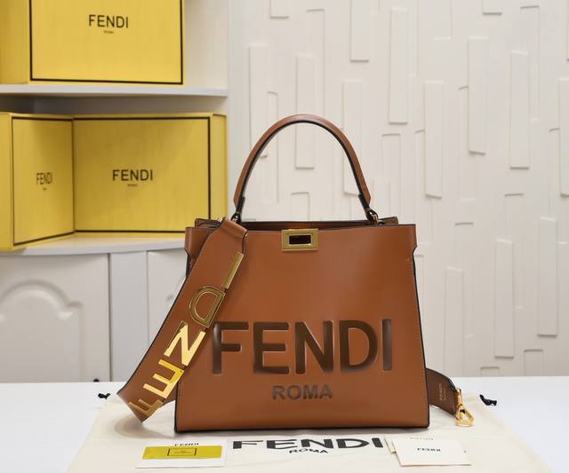 回货 Fendi X-Lite Ddd Peekaboo系列手袋10周年而诞生的全新peekaboo X-Lite系列手袋 Ddd 摈弃了经典的横杠设计与中央隔