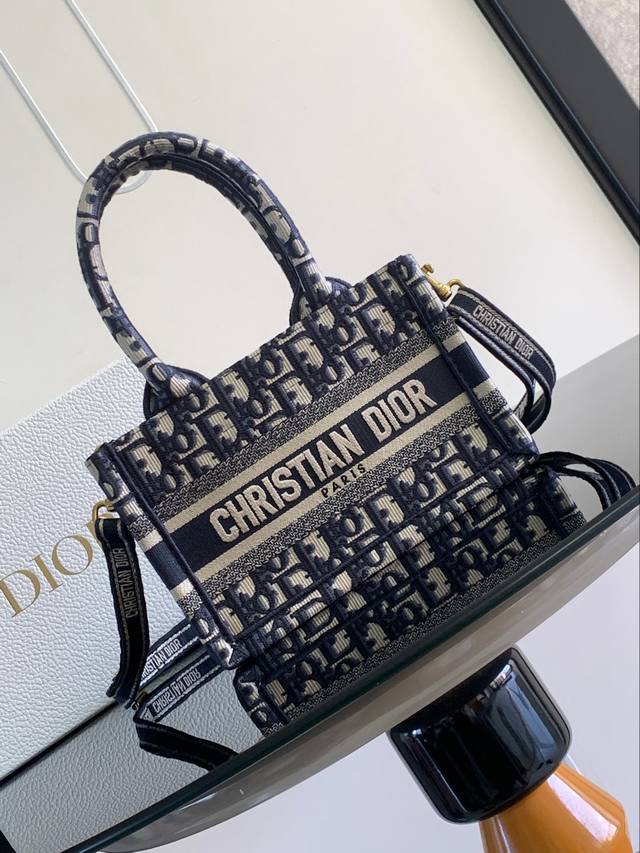 这款迷你尺寸手袋是二零二四早春系列的新品 由玛丽亚 嘉茜娅 蔻丽 Maria Grazia Chiuri 精心设计 丰富了经典的 Dior Book Tote