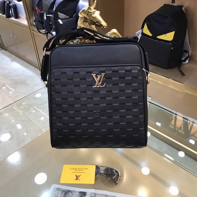 新品 Louis Vuitton 路易威登 2021最新单肩包不但包型做得好 而且品质也非常精细 前袋经典压花 半定型设计 五金配套 款式简单大方 Ddd 型号