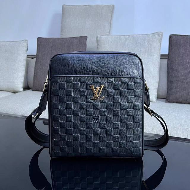 新品 Louis Vuitton 路易威登 2021最新单肩包不但包型做得好 而且品质也非常精细 前袋经典压花 半定型设计 五金配套 款式简单大方 Ddd 型号