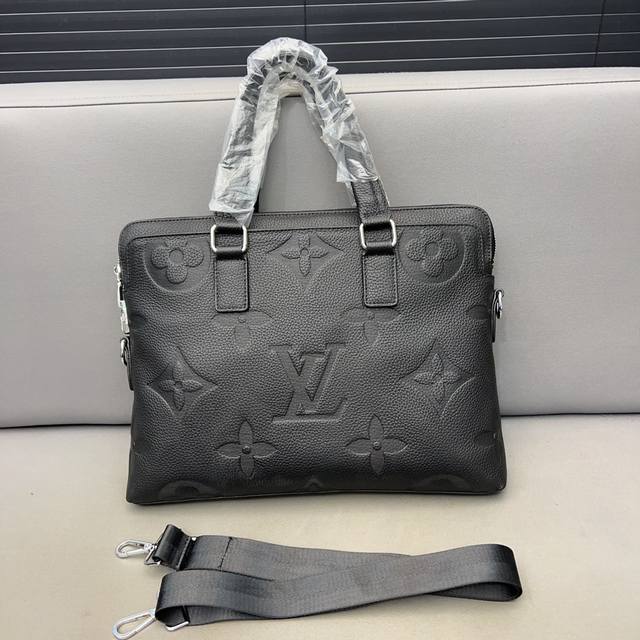 Louisvuitton 路易威登 Ddd 牛皮男包公文包 手提包 电脑包 采用精湛镶嵌细工 经典百搭 实物拍摄 原厂原版面料 配送防尘袋 29 X 39 Cm