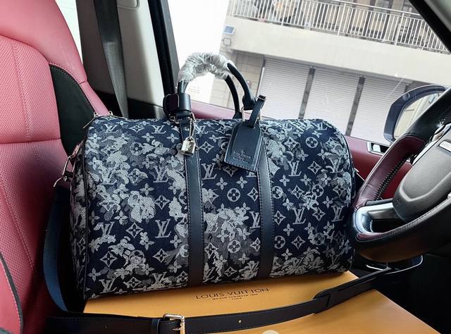 高端货 新款 Louis Vuitton 旅行袋keepall 45 旅行袋 配肩带 这款手袋采用用牛仔布艺路易威登设计 适用于事业繁忙而又注重品味男士 宽敞的