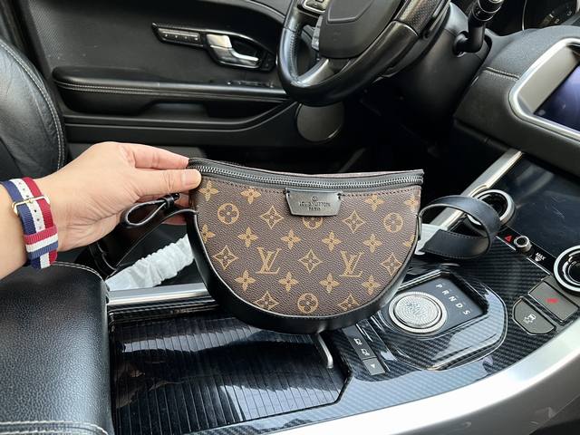 高端货 新款 Louis Vuitton 单肩包 Moon 可调节肩带拉链开合字母组合 Monogram帆布 单肩斜挎包 男款 规格24 5x16x4 5Cm配