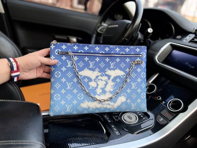 高端货 新款 Louis Vuitton 手拿包 Pochette Vovage M老花渐变涂层帆布 手拿包 大号 男款蓝色规格36 26Cm配 礼盒 Ddd