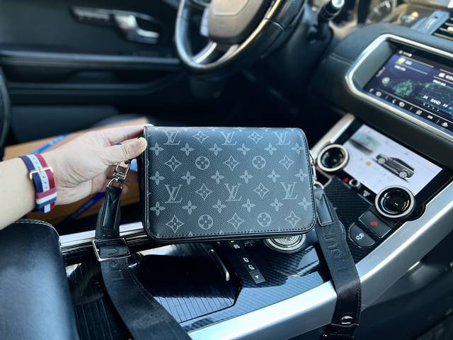 高端货 最新款 Louis Vuitton 单肩包 N50026 Studio格子印花徽标logo 涂层帆布拼牛皮 邮差包单肩斜挎包 中号 男款黑花 规格23