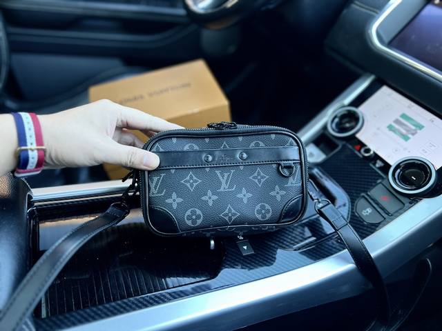 高端货 最新款 Louis Vuitton 单肩包 Alpha Nano可拆卸可调节肩蒂拉链开合 Monogram 黑花 单肩斜挎包 规格11x18 5x6 5