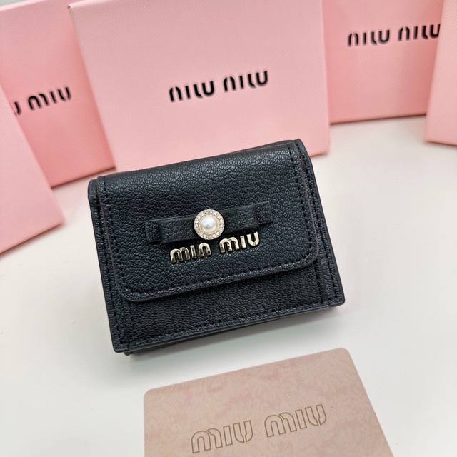 Miumiu 5235颜色 黑色 粉色 蓝色 Ddd 尺寸 9 5x7 5x3 5Miumiu专柜最新款火爆登场 采用头层牛皮 做工精致 媲美专柜 多功能小钱包