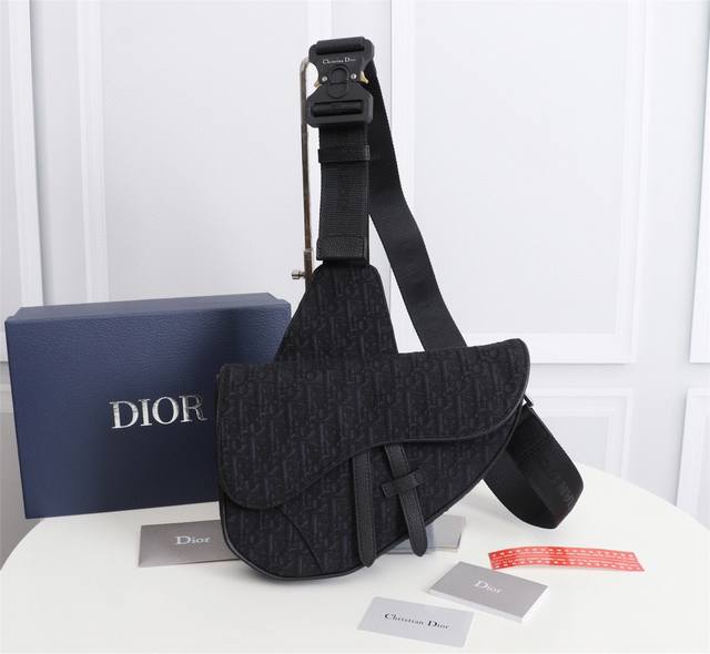 Dior迪奥男士马鞍包 配正品对版盒子 型号 1Adpo093 黑布提花 Saddle Dior Oblique帆布和黑色粒面触感牛皮革包袋 Christian