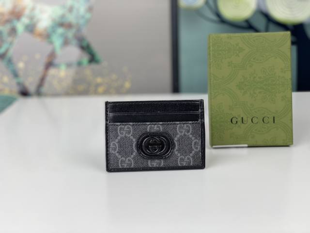 Gucciaria-时尚咏叹调 系列广泛运用gg图案等经典 素和马术风格配件 令人回味起品牌创立之初的设计 这款简洁纤长的钱包采用黑色gg Supreme帆布材