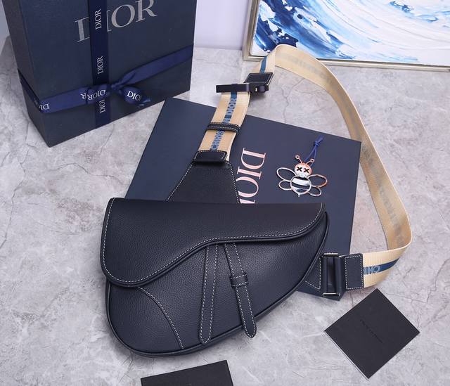 原单品质 Dior马鞍包新色-纯蓝色皮 男款的saddle Bag新任设计师kim Jones首次操刀设计的第一季度 马鞍包的背带扣绝对是亮点 朋克感十足的科幻