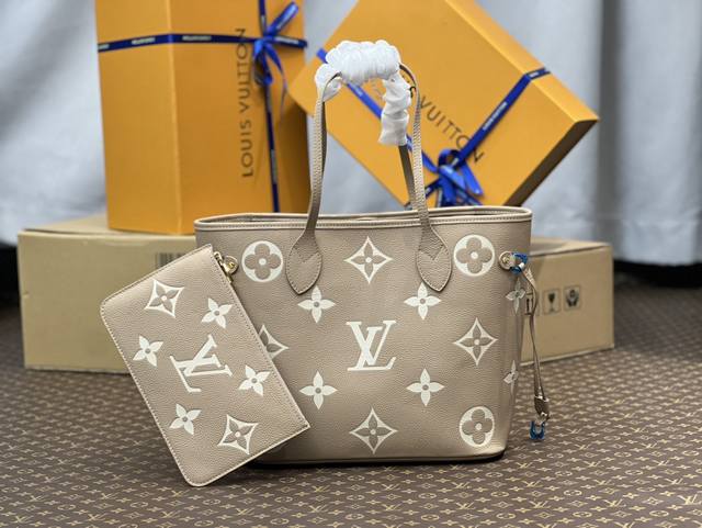 M46586卡其杏色丝印 本款 Neverfull 中号手袋选用 Monogram Empreinte 皮革 可为当季着装增添盎然春意 收紧两侧系带可收拢宽敞空