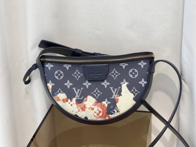 M23835蓝花 M23838本款lv Moon Crossbody手袋以monogram Eclipse涂层帆布搭配皮革饰边和肩带 考究俊逸气息不言而喻 蓝花