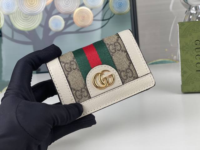 Gucci 折叠卡片夹 配以醒目的标志性双 G 金属配件 采用帆布配织带制作 以营造织纹外观 型号428737 尺寸 10.5 7.5 2.5市场独家岀货