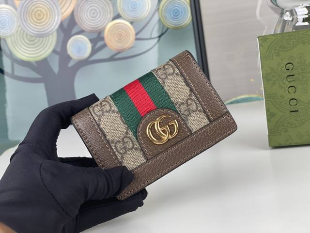 Gucci 折叠卡片夹 配以醒目的标志性双 G 金属配件 采用帆布配织带制作 以营造织纹外观 型号428737 尺寸 10.5 7.5 2.5市场独家岀货