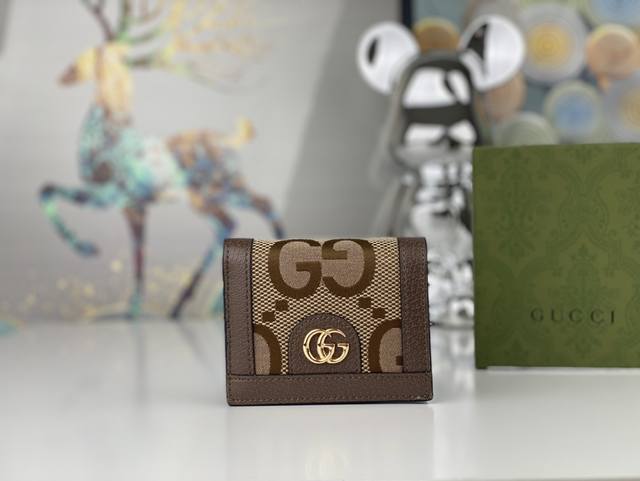 Gucci实物实拍 于1970年代开始使用的gg标识 由始于1930年代的早期gucci钻石菱格纹演化而来 这款卡包将标志性图案与条纹织带相结合 这种经典搭配表