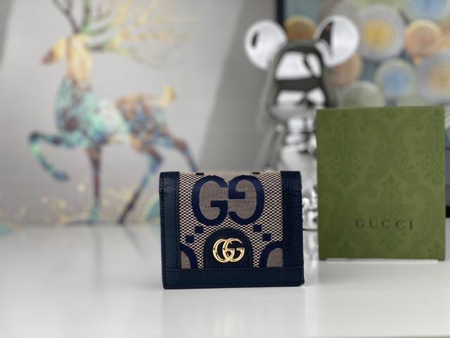 Gucci实物实拍 于1970年代开始使用的gg标识 由始于1930年代的早期gucci钻石菱格纹演化而来 这款卡包将标志性图案与条纹织带相结合 这种经典搭配表