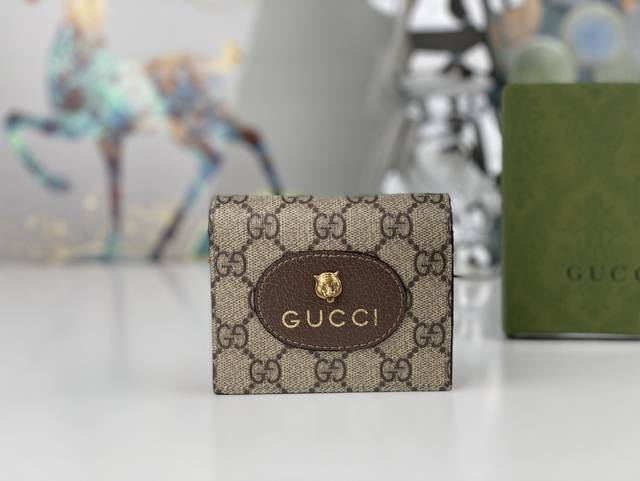 产品名称 Gucci 产品型号 476420 产品品质 原版 产品材质 Pvc配皮 产品规格 19*10*3.5 产品颜 色 咖配黄 产品描 述 官网同步 精湛