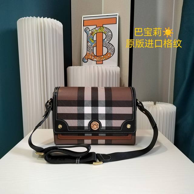 Burberry 巴宝莉单肩包 豆腐包 时尚圈必备品get起来 新款巴宝莉从不担心销量 气质摆在那里做好品质 香港购入打版 务必做到最好 原版五金 尺寸 25.