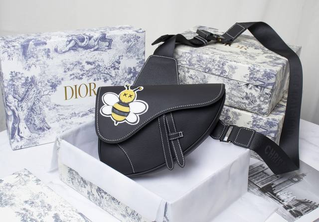 头层荔枝纹 高品质黑扣蜜蜂王 配原版盒子 Dior Homme 2020 Pre-Fall 早春系列saddle马鞍包 强势推出 Dior新任设计师kim Jo