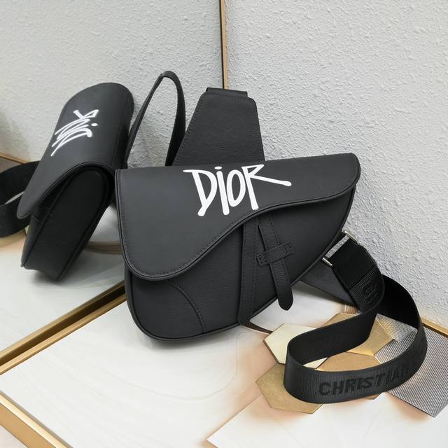 头层荔枝纹 高品质黑扣丝印 配原版盒子 Dior Homme 2023 Pre-Fall 早春系列saddle马鞍包 强势推出 Dior新任设计师kim Jon