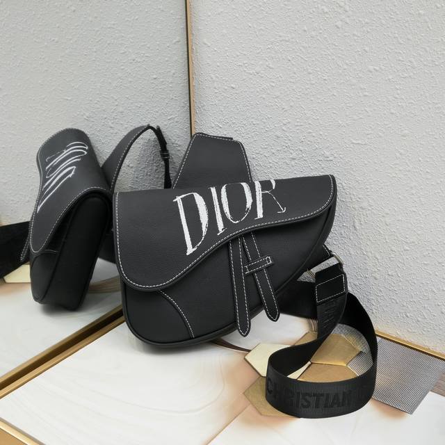 头层荔枝纹 高品质白扣丝印 配原版盒子 Dior Homme 2020 Pre-Fall 早春系列saddle马鞍包 强势推出 Dior新任设计师kim Jon