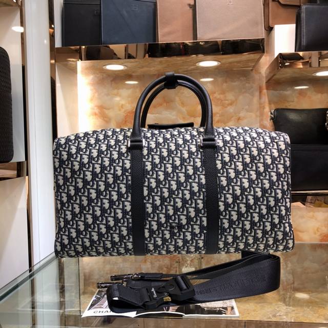 型号 9669 Dior-迪奥专柜最新款男士旅行包官网同步 原单品质 蓝布款 这款dior Lingot 50手袋是本季新品 采用米色和黑色oblique 印花