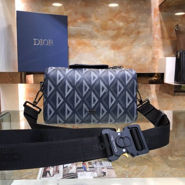 型号:709 这款 Dior Lingot 信使包是本季新品 实用优雅 别具一格 结构分明 采用黑色 Cd Diamond 图案帆布精心制作 从 Dior 档案
