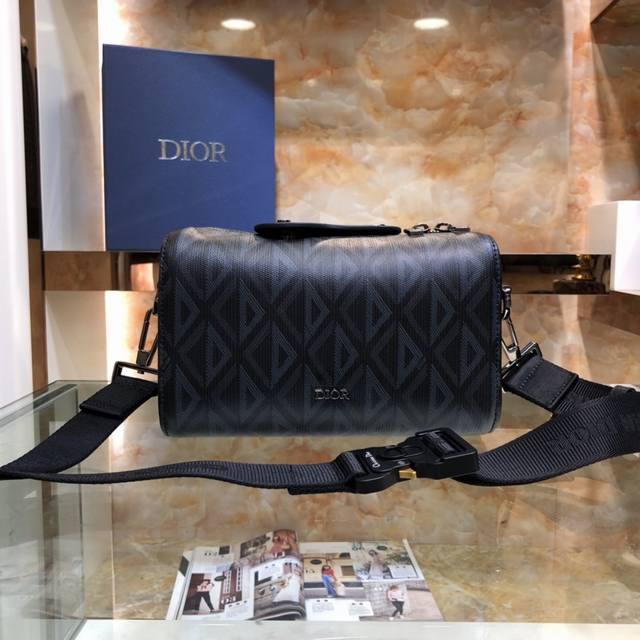 型号:709 这款 Dior Lingot 信使包是本季新品 实用优雅 别具一格 结构分明 采用黑色 Cd Diamond 图案帆布精心制作 从 Dior 档案