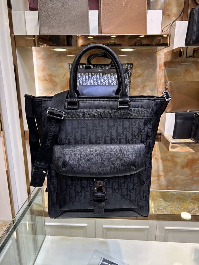 型号:706 Dior-迪奥专柜最新款男士手提包 购物袋官网同步 原单品质 这款手提袋是本季新品 采用米色和黑色oblique 印花面料精心制作 搭配奢华的黑色