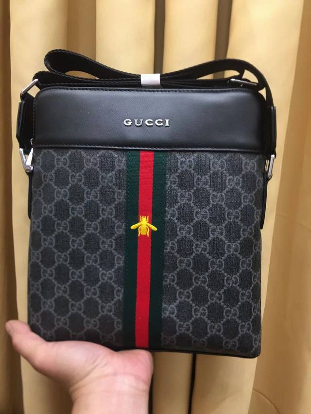 年 古奇gucci 挎包g家最新款 独家首创 原品版质 做工精细 又一超款爆来款袭 主面料超级耐用 配皮皮质柔软有韧性 时尚简约 拿到即刻有种爱不释手的冲动 来