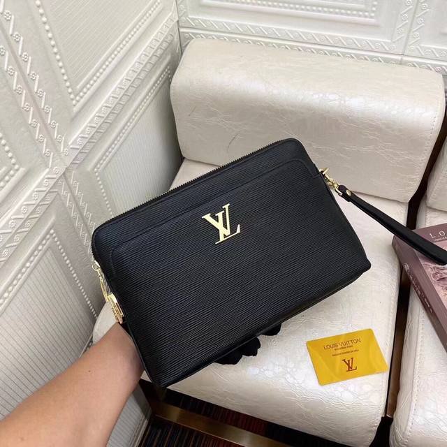 P新品 Louis Vuitton 路易威登 2011最新手拿包 不但包型做得好 而且品质也非常精细 采用进口水波纹牛皮 半定型设计 五金配套 款式简单大方型号