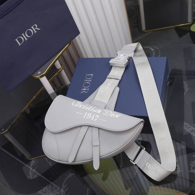市场最高版本 配盒子 配礼品袋 这款马鞍包全新演绎经典款式 采用迪奥灰粒面牛皮革精心制作 饰以刺绣 Christian Dior 1947 标志 搭配磁性翻盖和