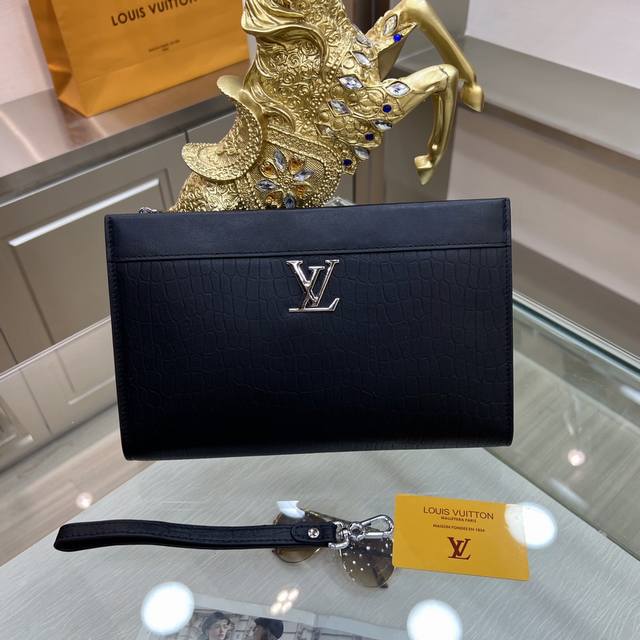 新品 Louis Vuitton 路易威登 最新手拿包 不但包型做得好 而且品质也非常精细 采用进口鳄鱼纹牛皮制作 款式简单大方 型号 66347-7 尺寸 2