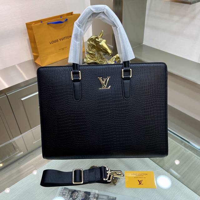 新品 Louis Vuitton 路易威登 最新公文包 不但包型做得好 而且品质也非常精细 采用进口鳄鱼纹牛皮制作 五金配套 双拉款 款式简单大方 型号 803