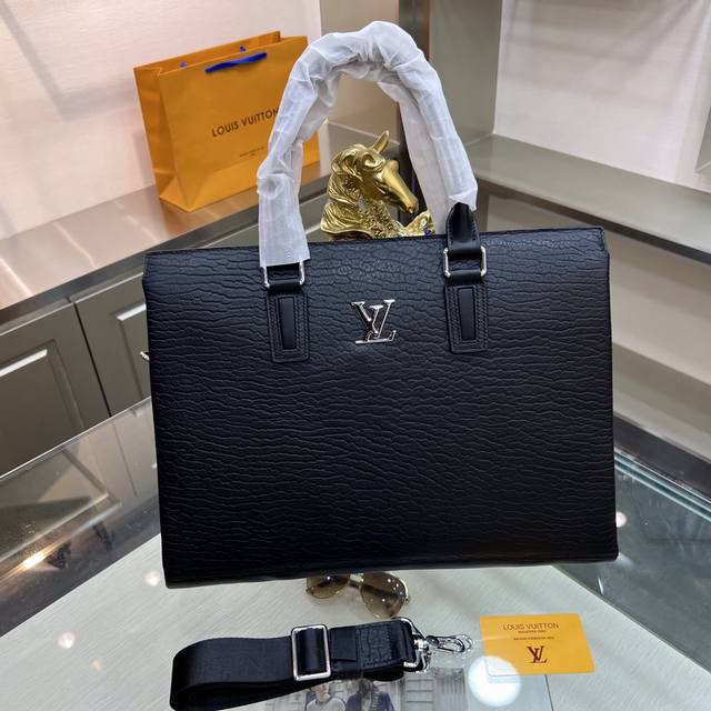 新品 Louis Vuitton 路易威登 最新公文包 不但包型做得好 而且品质也非常精细 采用进口牛皮制作 内里双隔层 款式简单大方 型号 601313-1