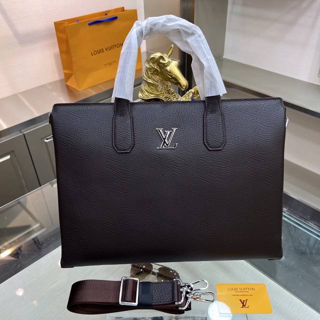 新品 Louis Vuitton 路易威登 最新公文包 不但包型做得好 而且品质也非常精细 采用进口牛皮制作 内里双隔层 款式简单大方 型号 20422-1 尺