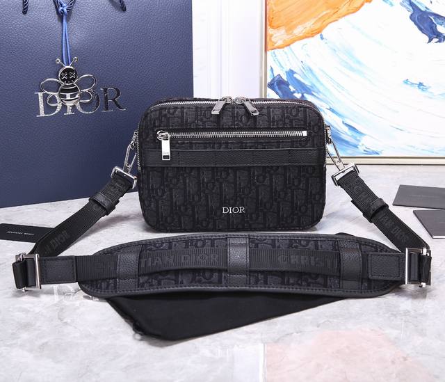 今年最新款相机包la Dior. Homme老花相机包 标志性经典 素oblique老花帆布系列 相机包真的是一款特别的存在满满的时代感 大大的logo设计随意
