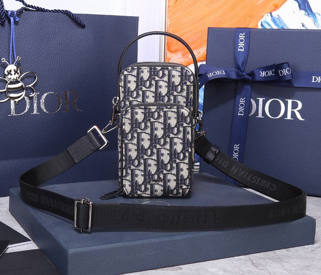 顶级原单品质[福][福] 这款手拿包饰以 Dior 标志性的 Oblique 印花 结合使用黑色粒面牛皮革与米色和黑色印花帆布 饰以 Dior 标志 设有两个实