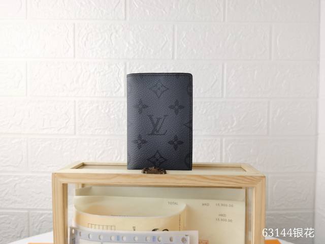 款号 M60502 银花 尺寸: 8 X 11Cm Louis Vuitton Hhi 帆布袋装钱包 可收纳卡片 收入手袋或衣服口袋轻而易举 终极阳刚宣言 63