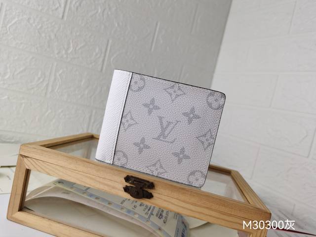 M30300 尺寸:11.5X 9.0 Cm Multiple 钱包采用monogram帆布制造 设有多个口袋 可供放置信用卡 纸币 发票 60895