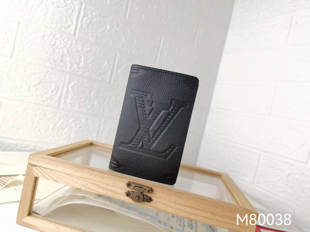 M80038在2021春夏预收集中 采用黑色的托吕雍阴影皮革材质 上面印有超大专属标识图案的浮雕图案 纤薄又功能性的配饰 紧凑轻便的设计 配备多个口袋和卡槽 尺