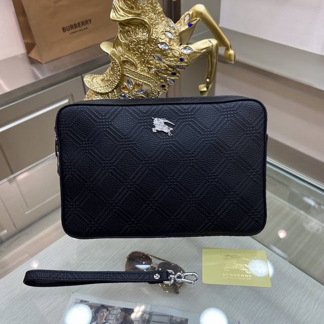 Burberry巴宝莉 男士手拿包臻选格子纹牛皮 打造纤巧精致的版型 使其更具时尚 潮流 轻便又时尚 出门的必备之品 型号 66212-7 尺寸 27-5-18